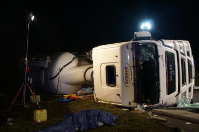 Rottweil: Toedlicher Verkehrsunfall LKW stuerzt auf die Seite 1 Person Toedlich verunglueckt 1 Hund Schwer Verletzt 